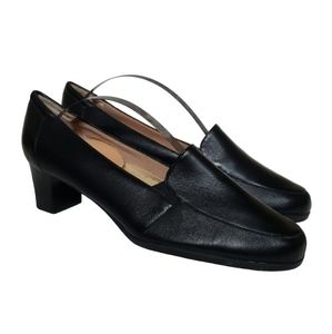Trotters women's classic Black Leather slip on loafers shoe heel pump, size 8.5M